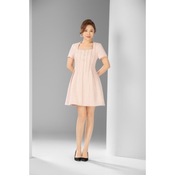 粉雾方领蓬摆甜系裙